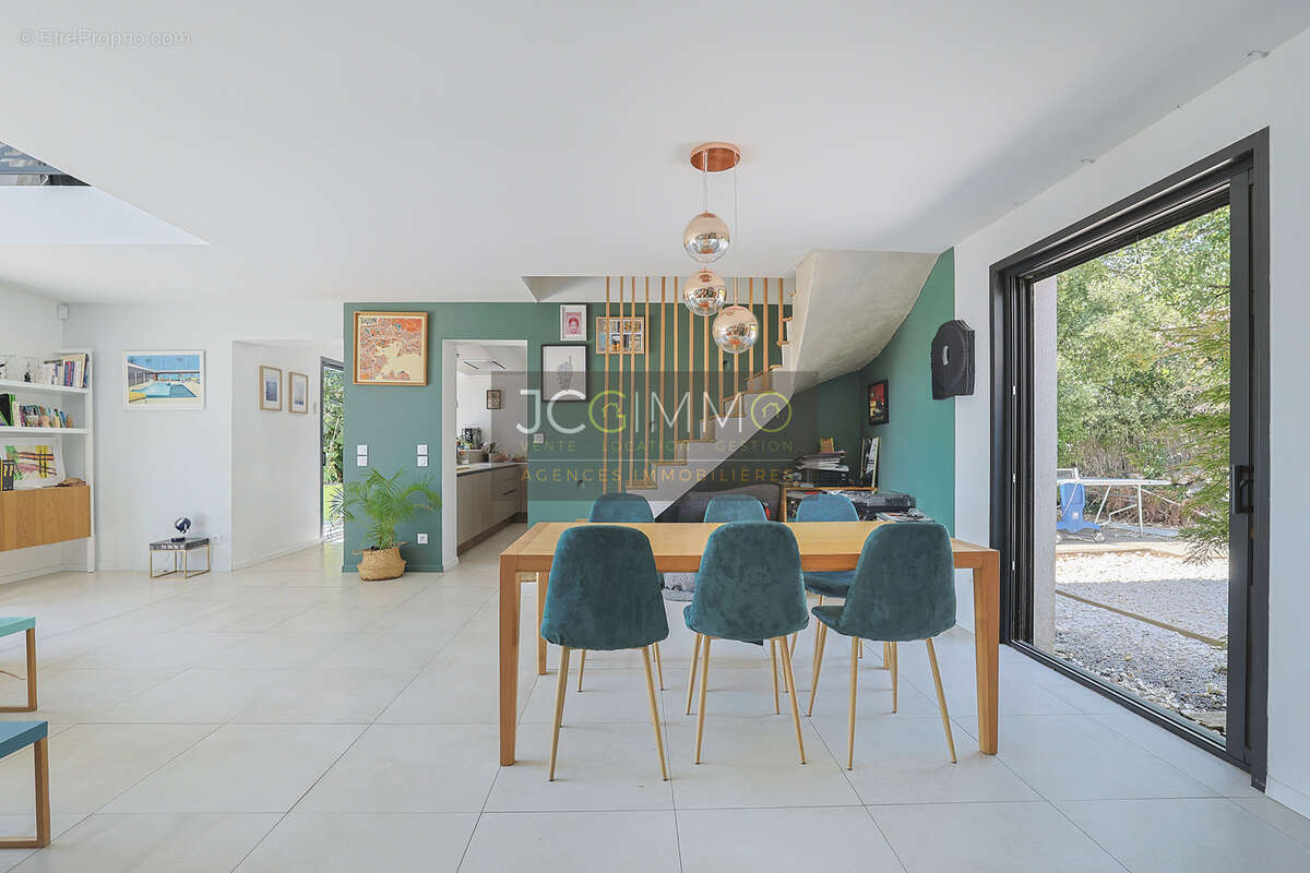 Villa contemporaine T5 de 150m2 habitables avec vue dominante, garage et piscine ! - photo 7