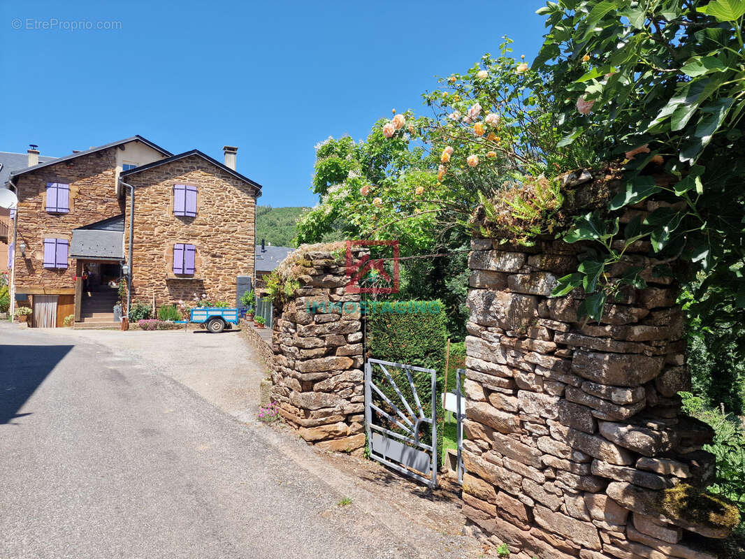 Maison à LAVAL-ROQUECEZIERE