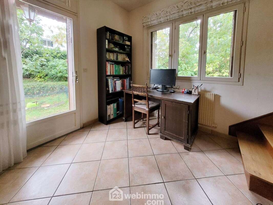Bureau/bibliothèque avec accès direct au jardin à l'arrière de la maison
