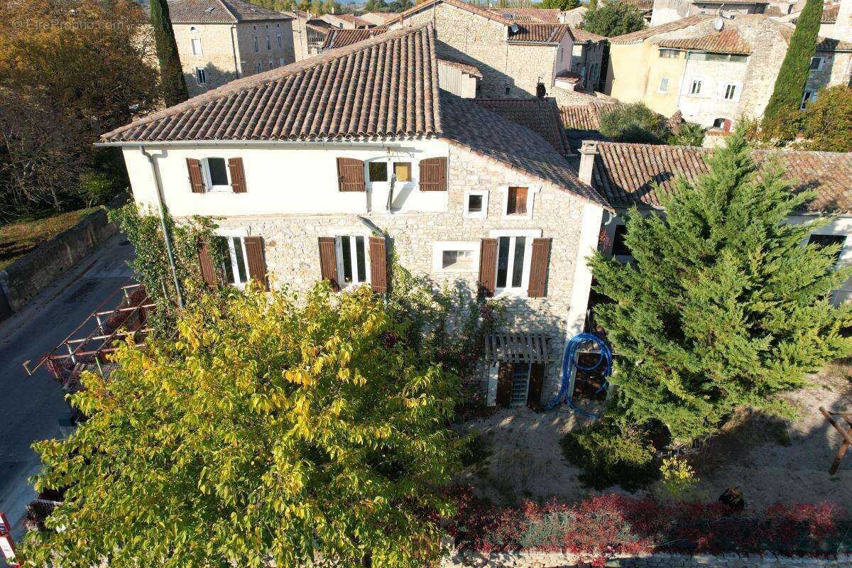 Maison à SAINT-JEAN-DE-MARUEJOLS-ET-AVEJAN