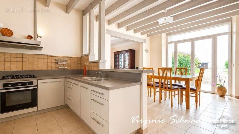 TILH (40) – Maison de 9 pièces avec dépendances sur plus de 3 000 m² de terrain - photo 5