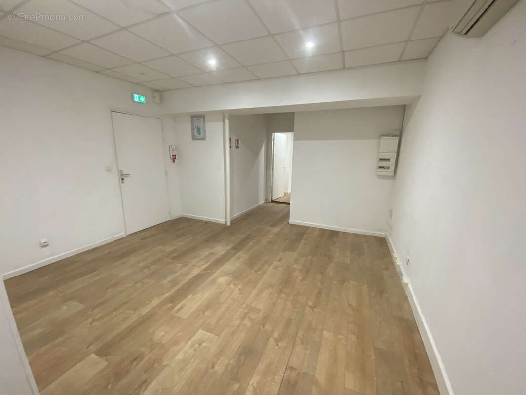ST-AUBIN, Local professionnel 41 m2. Ascenseur / Clim - photo 4