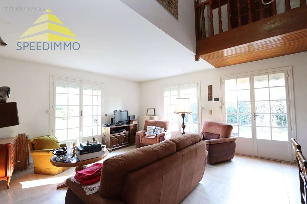 Maison à MANDRES-LES-ROSES