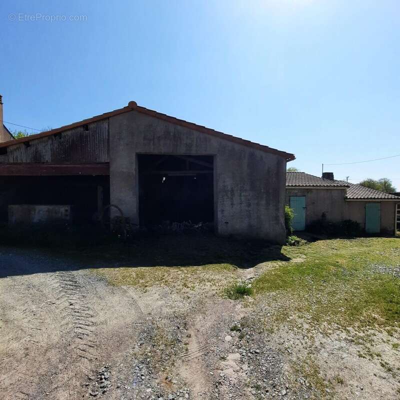 Maison à SAINT-ETIENNE-DE-MONTLUC