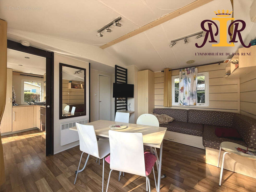 Maison à LA ROQUE-D&#039;ANTHERON