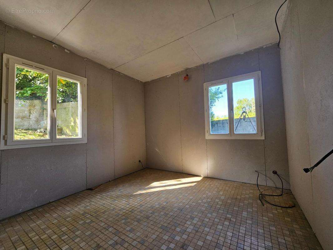 Maison à SAINT-JEAN-D'ANGELY