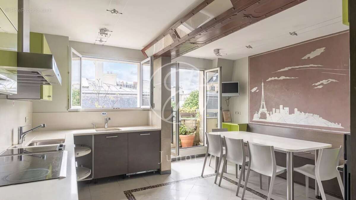 Appartement à PARIS-16E