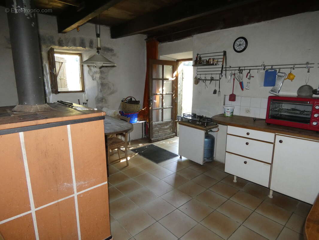 Belle et grande maison en pierre du 19 eme siècle à MEZILHAC (07 - photo 9