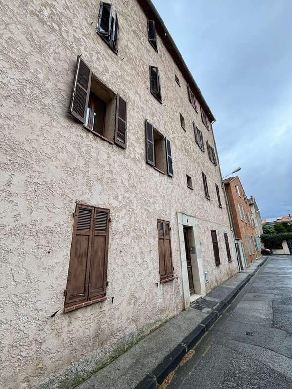 Appartement à LE REVEST-LES-EAUX