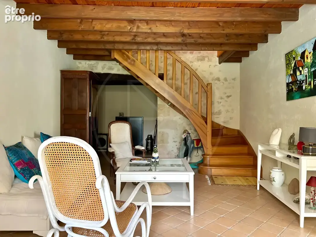 Belle maison en pierre dans un village paisible - photo 10