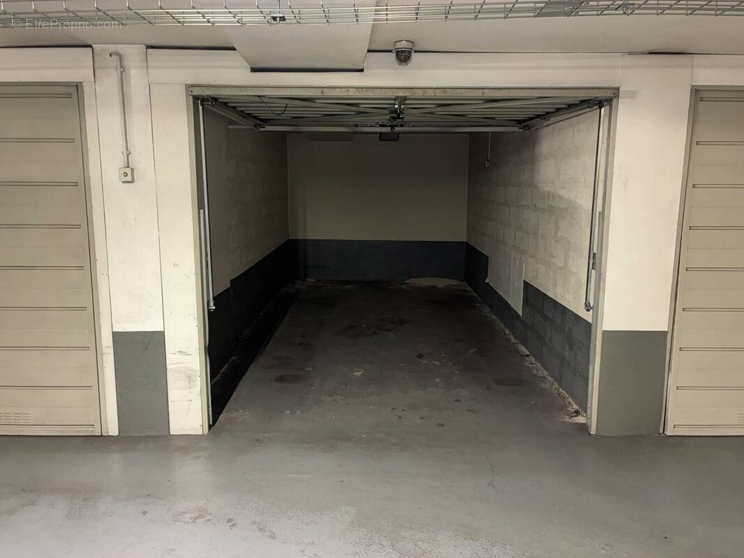 Parking à PARIS-8E