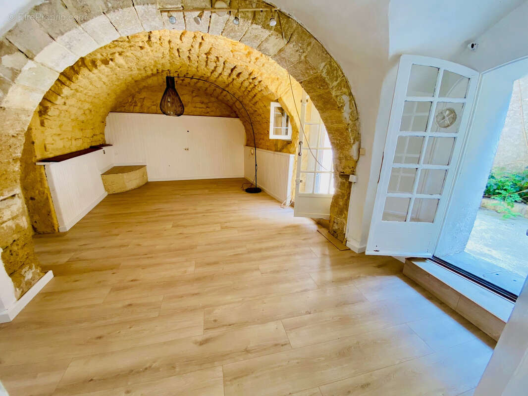 Villeneuve les Maguelone - Maison de village T3 de 65m2 plain-pied avec une cour de 20m2 une dependance, une c - photo 3