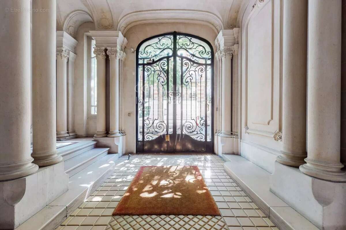 Appartement à PARIS-16E