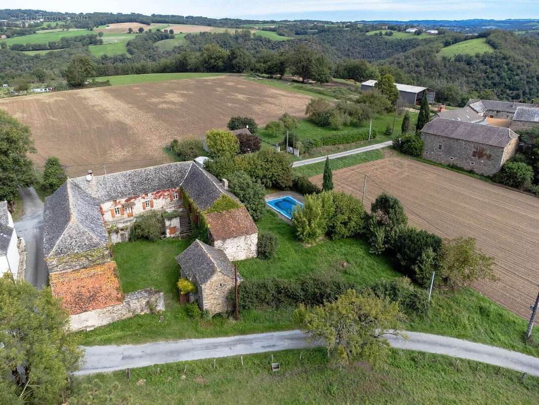 Corps de ferme en U à rénover - 500 m² et 2,4 ha - Proche de Najac, limite Tarn et Aveyron - photo 7