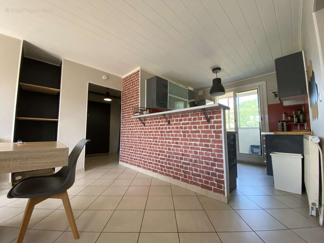 Appartement à SAINT-MARTIN-D'HERES