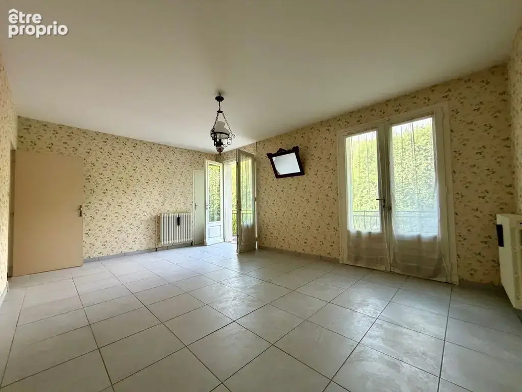 Maison avec 1.2ha, commerces et école accessibles à pied - photo 5