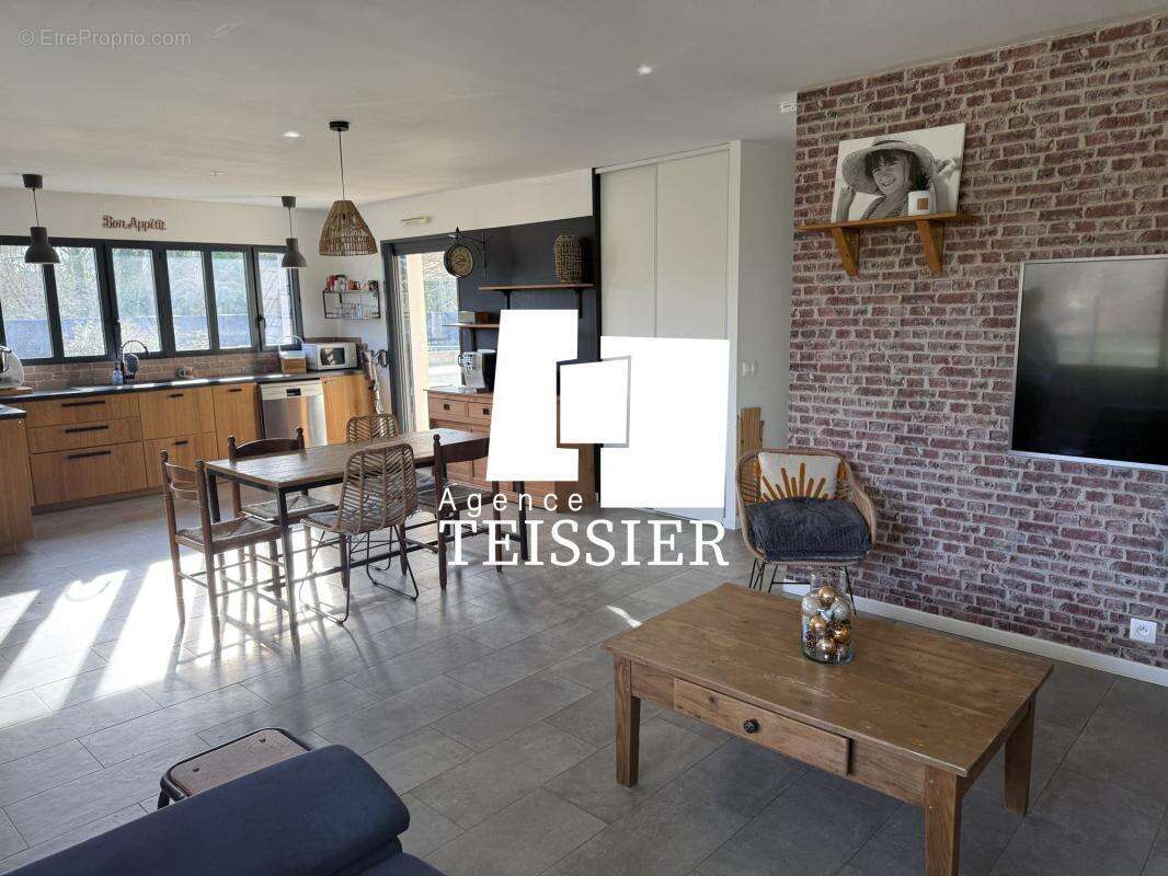 Maison à BERRIAS-ET-CASTELJAU