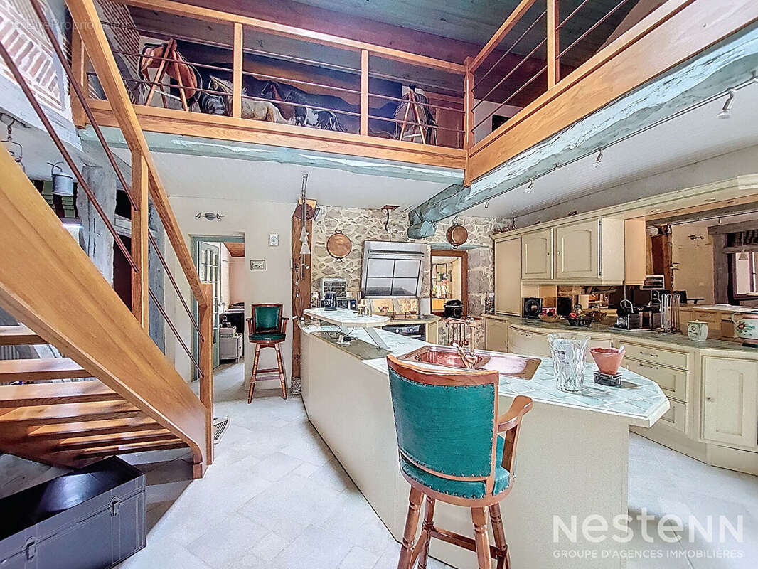 A Vendre Maison en pierre rénovée de 318 m² avec dépendances et point d'eau sur deux hectares - photo 7