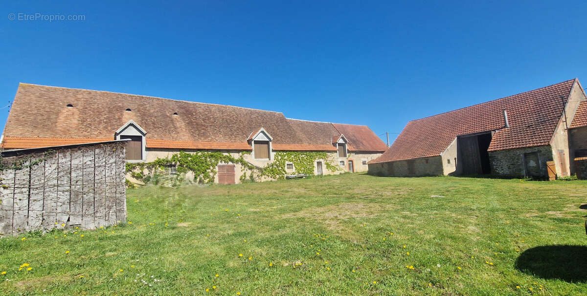 Corps de ferme sur 1,8 hectares ! - photo 3