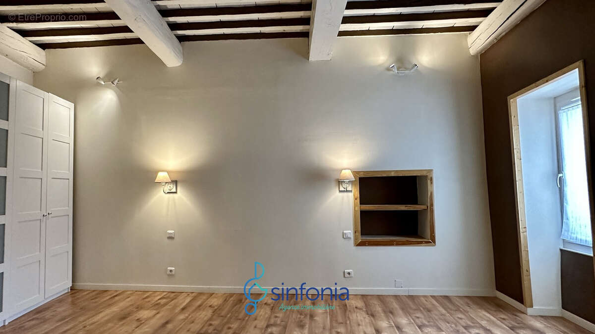 Maison à SAINT-CHAPTES