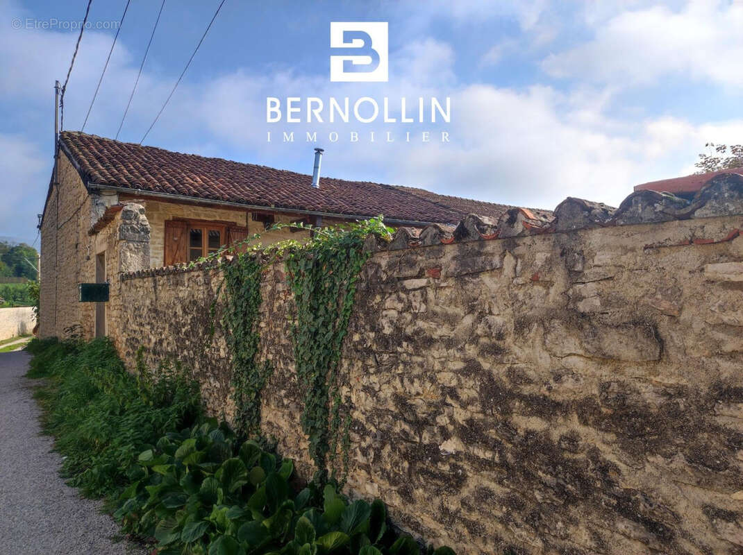 Maison à COURMANGOUX