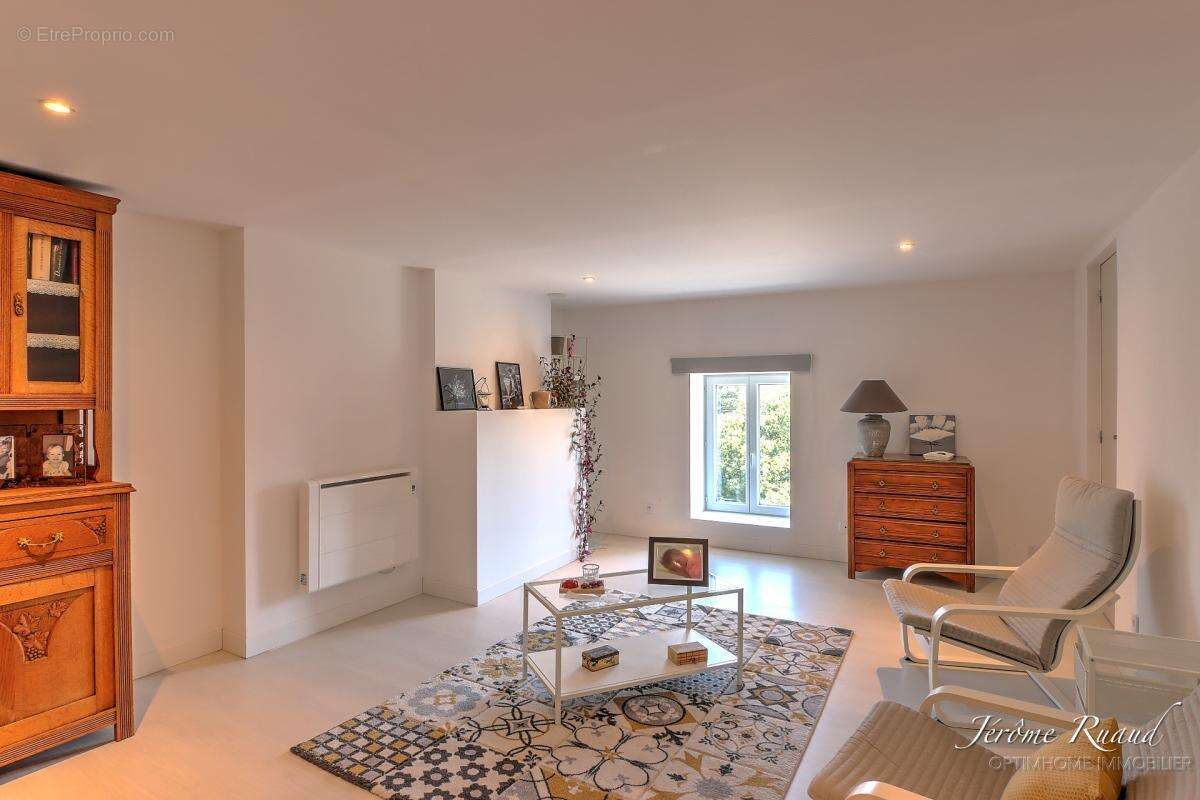 Maison de caractère rénovée de 205 m² avec jardin, bois, et grange - photo 14