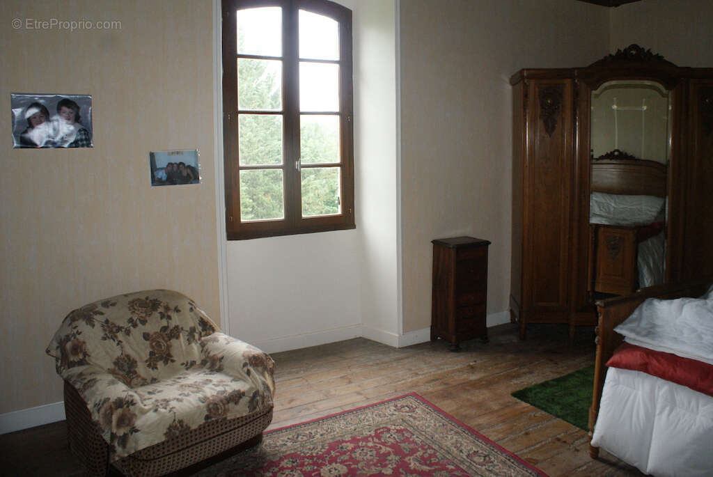 Chateau a renove sur terrain d'environ 10911m2 - photo 6