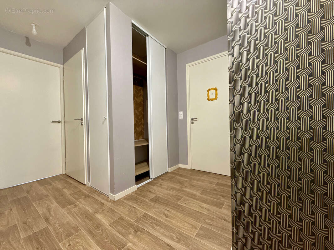 Superbe appartement 4 pièces récent avec un balcon sur parc , futur métro l16 - photo 2