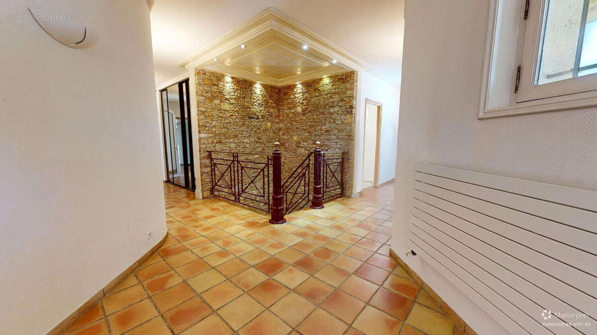 A vendre, Maison de Type 4 de plain-pied - Marseille 11e La Valentine ? 270 m², Vue panoramique & Piscine à débordement- 4 garag - photo 8