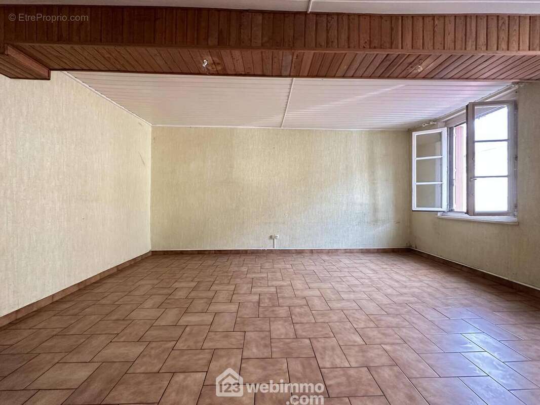 Il est spacieux et lumineux - Maison à CRECY-SUR-SERRE