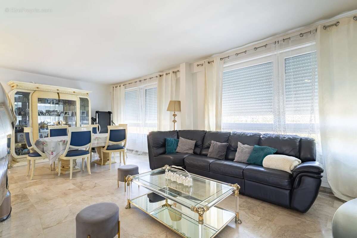 Appartement à vendre 5 pièces AUBERVILLIERS (93) - photo 2