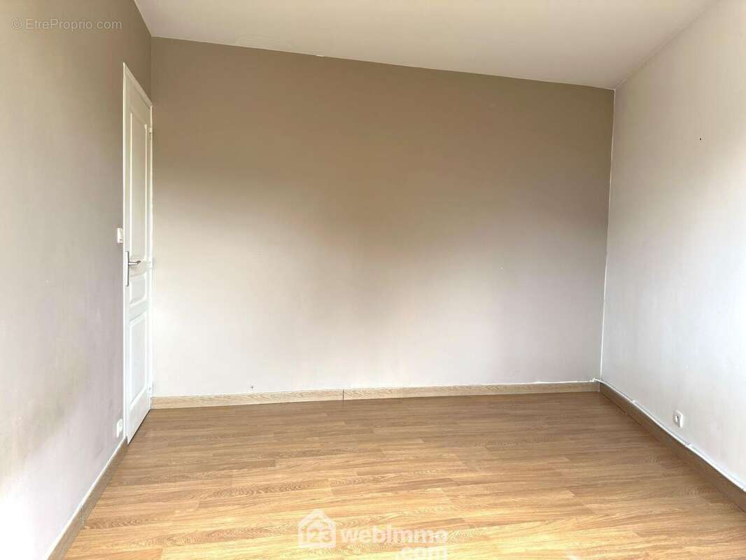 La chambre de 11m2 du RDC... - Maison à MAZE