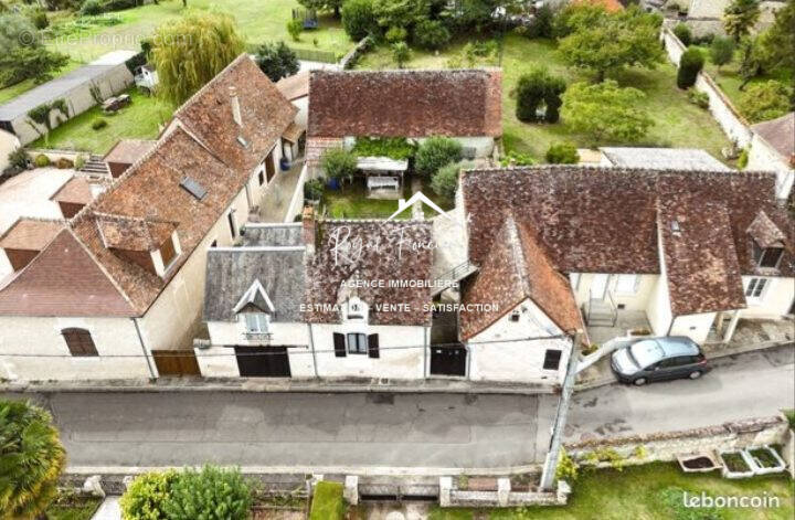 Ensemble immobilier : deux maisons avec grange au fond - Maison à YZEURES-SUR-CREUSE