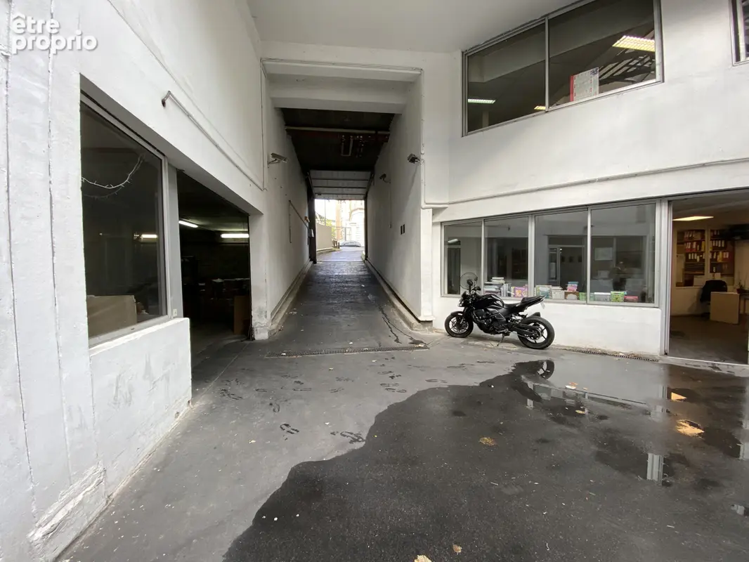 Commerce 1408 m² à Courbevoie  - photo 2