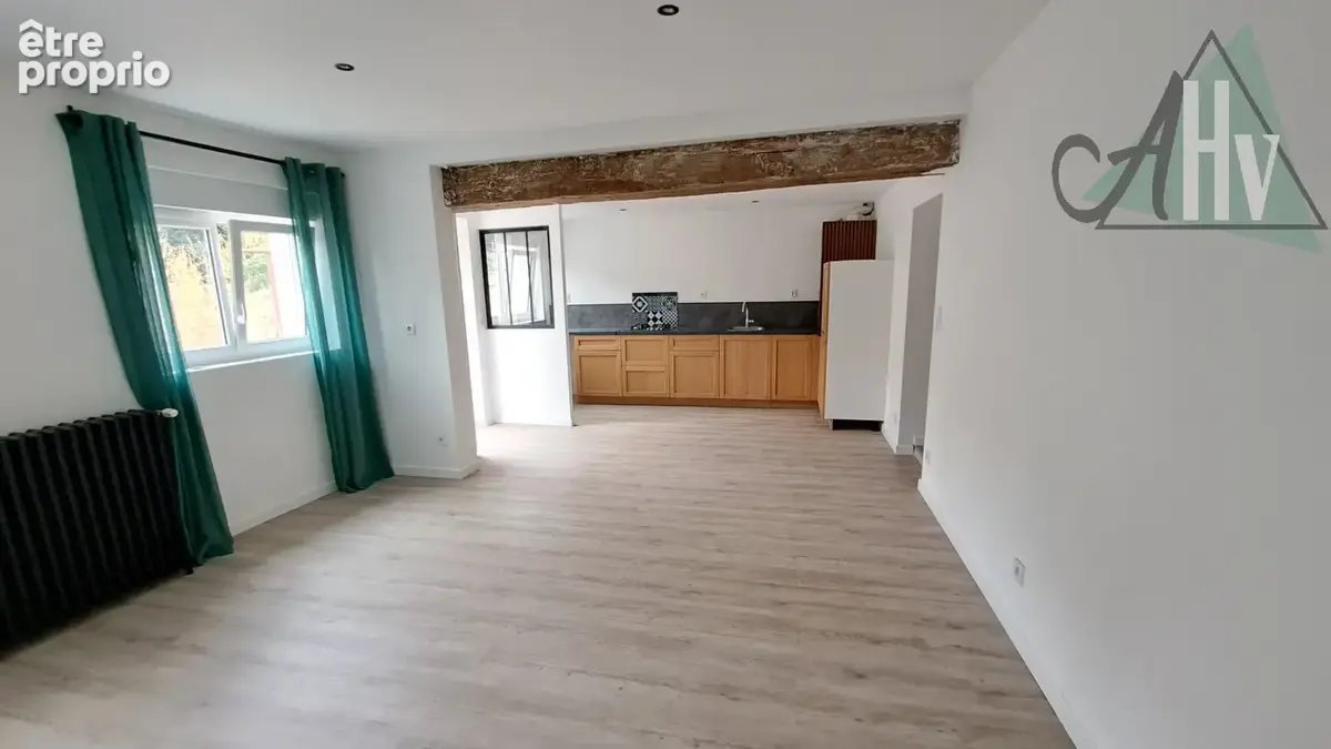 Proche SENS - Maison rénovée de 88 m2 avec 3 chambres, jardin et belle grange de 60 m2. - photo 2