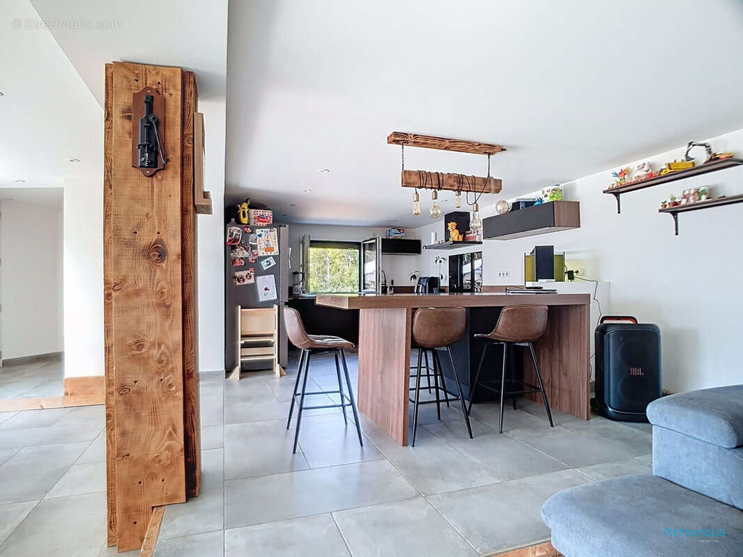 Maison à MEYRIEU-LES-ETANGS