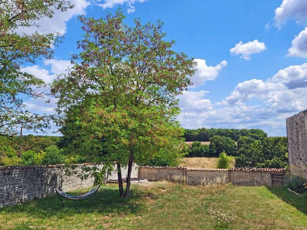 Maison à NEUVICQ-LE-CHATEAU