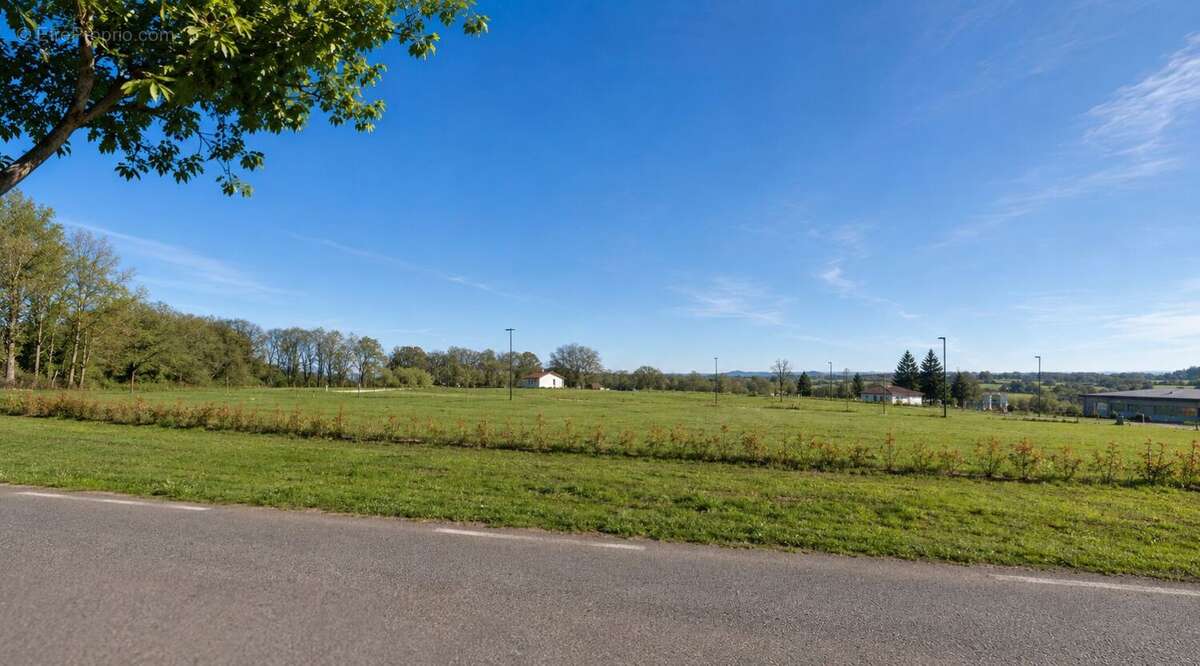 Terrain à bâtir de 855 m² à LA GENEYTOUSE (87) - photo 2