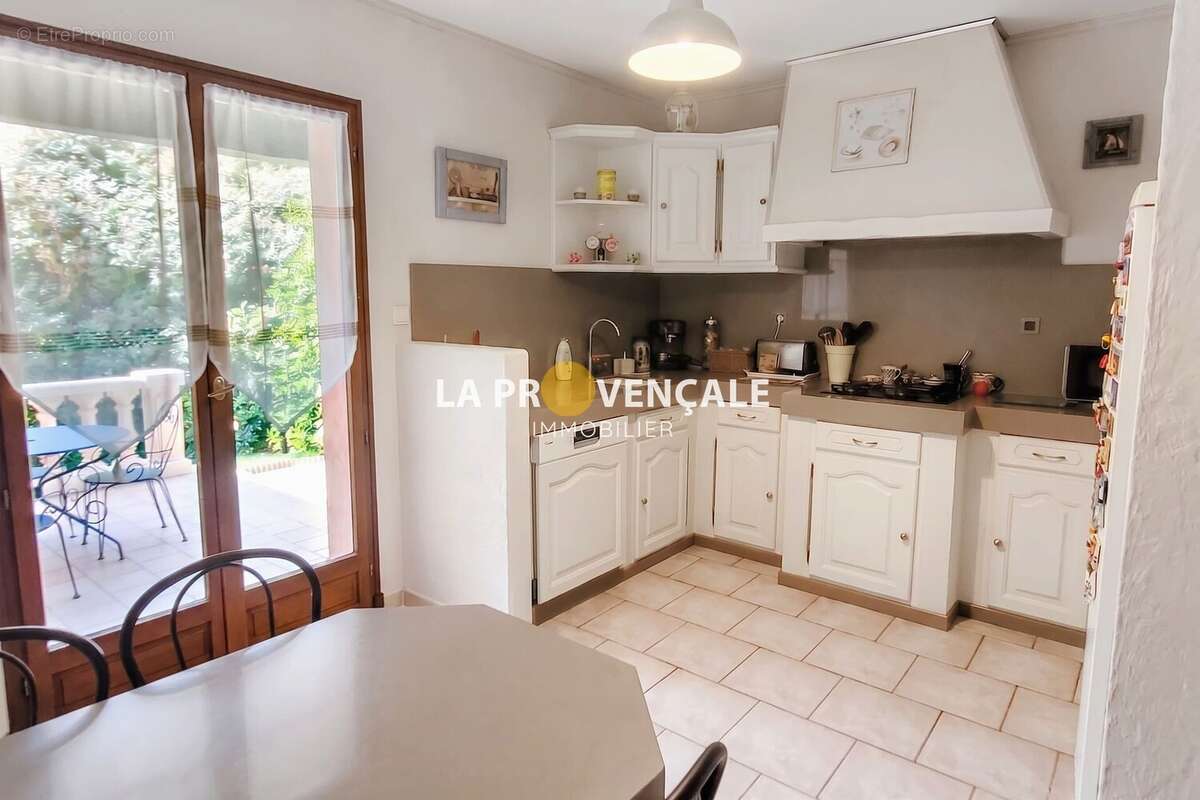 Maison 150 m² à Greasque  - photo 8