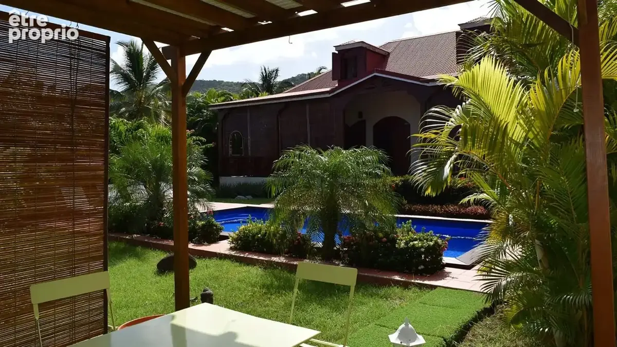 DESHAIES, Villa plage à pied, 2 bungalow, garage et piscine, sur 1 965 m² de terrain arboré - photo 29