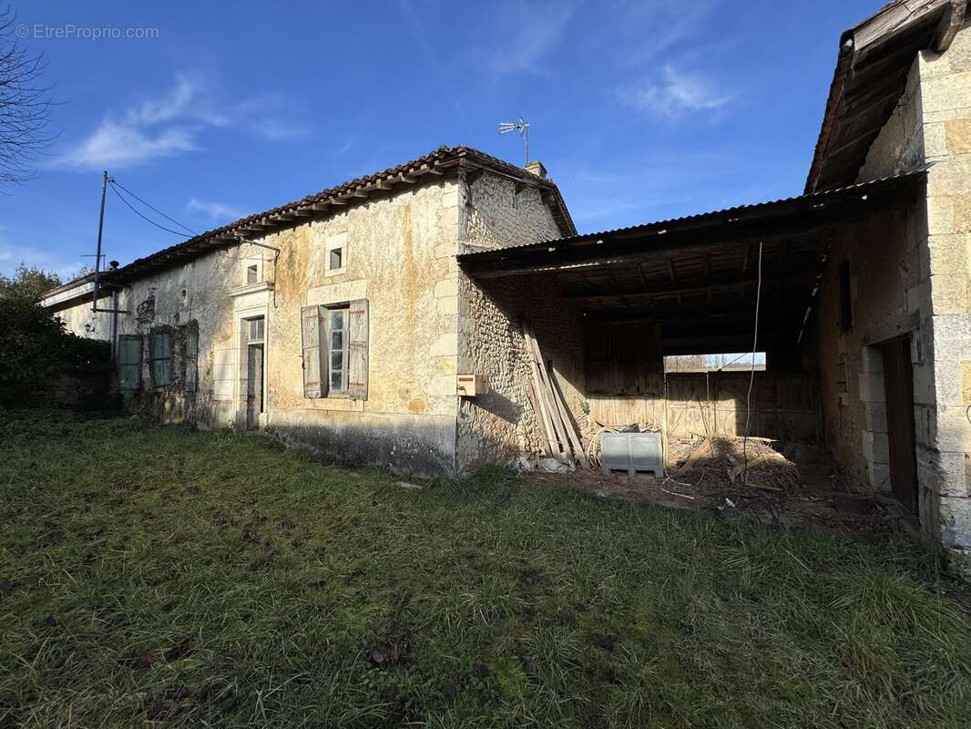 Maison 172 m² à Brossac  - photo 8