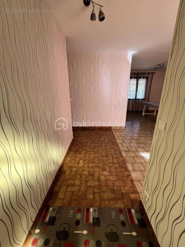 Charmant pavillon de plain-pied sur sous-sol complet avec garage et terrain - photo 3