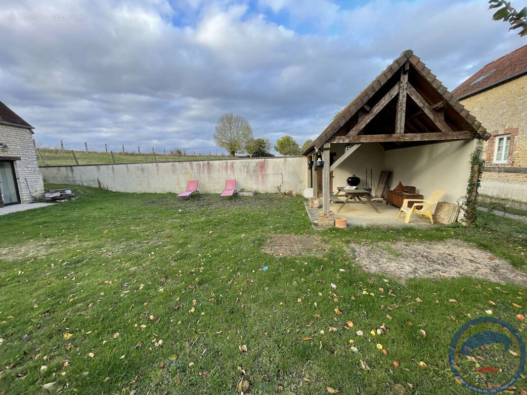 Maison à FONTAINE-LES-BASSETS
