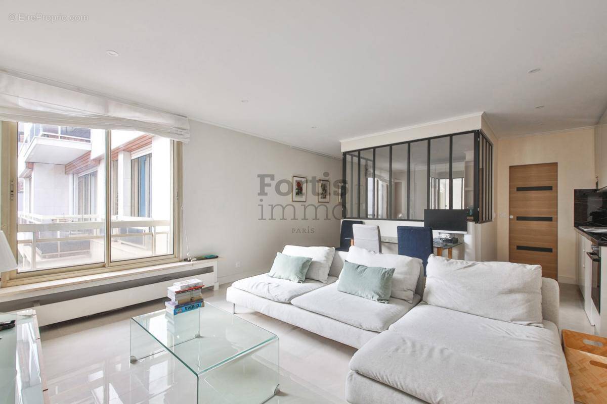Appartement à PARIS-16E