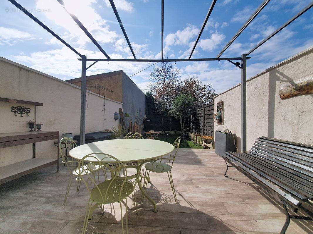 Maison - Mitoyenne - Entièrement rénovée -  Chambres - Terrasse - Jardin - Proche commodités - photo 3