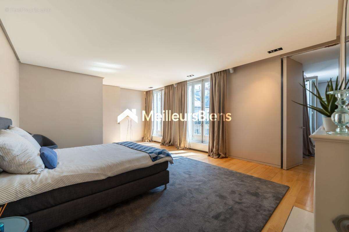 Une adresse emblématique au sein du Triangle d'Or  Duplex de réception signé Wilmotte - photo 16