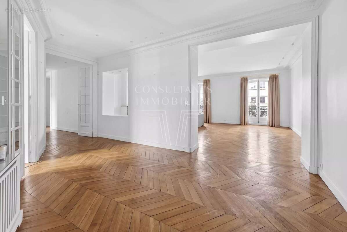 Appartement à PARIS-16E