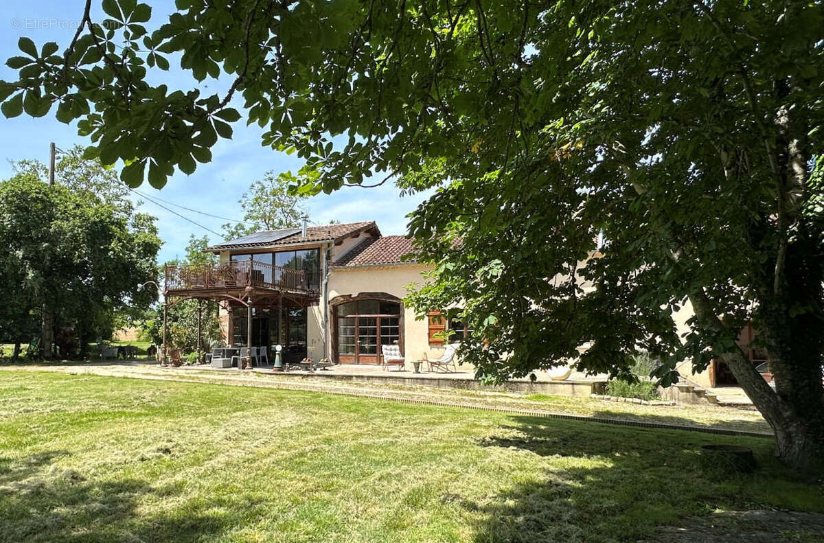 façade - Maison à VIC-FEZENSAC