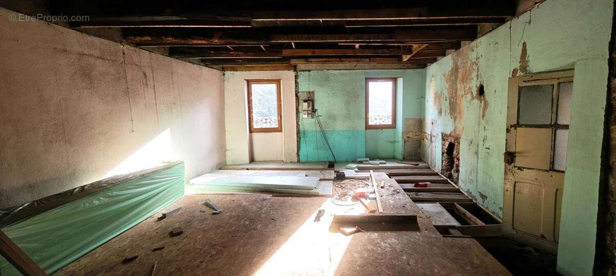 Maison à LIVINHAC-LE-HAUT