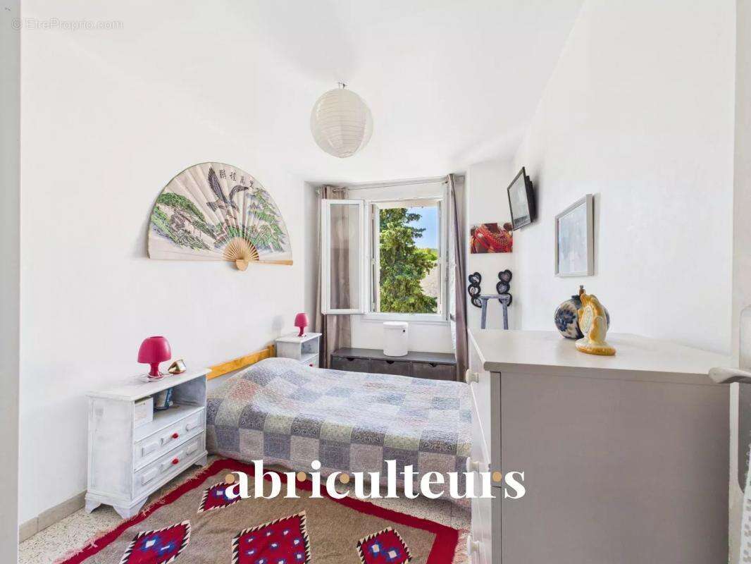 Maison à LA ROQUE-D&#039;ANTHERON